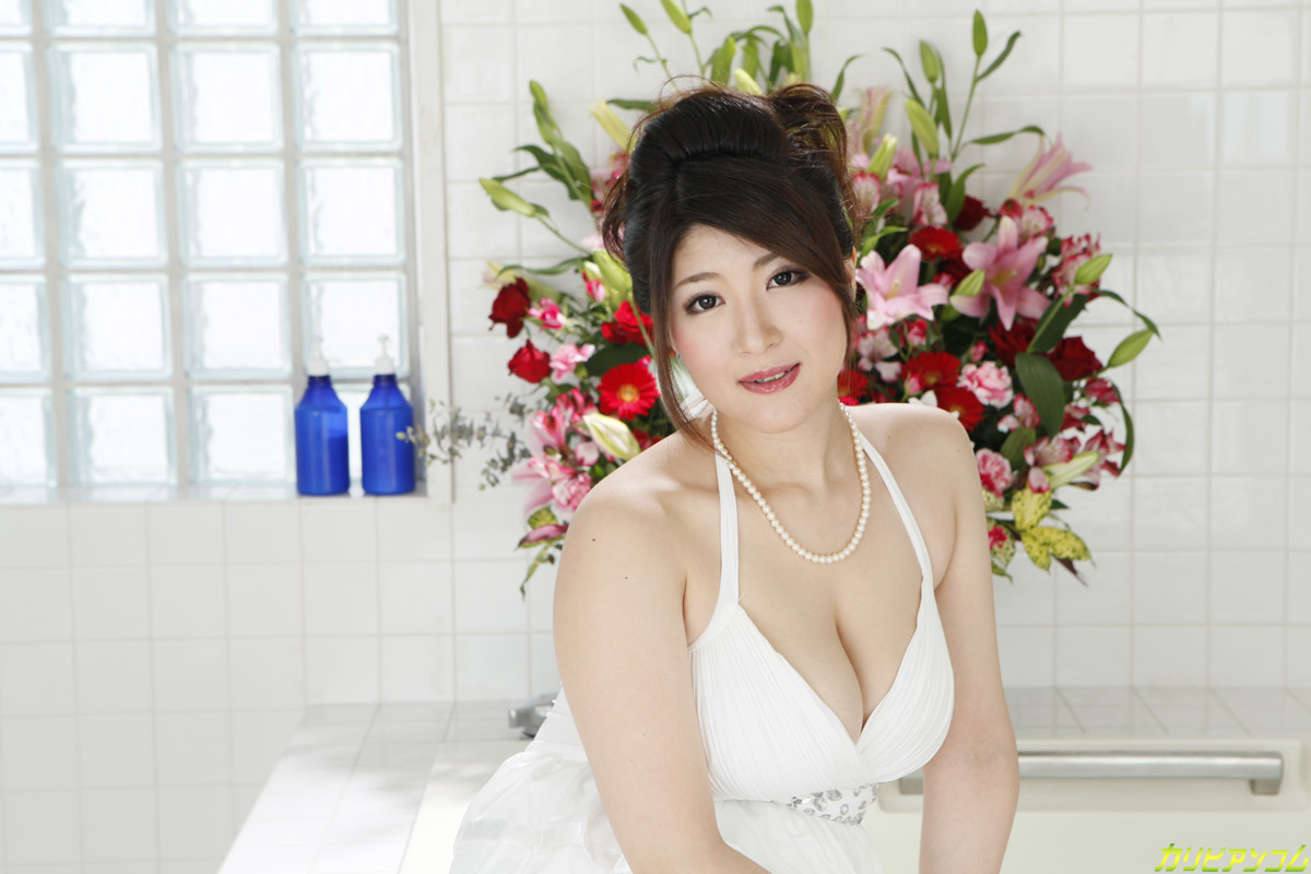 Superb Asian mom Rina Araki reveals her curvy body and gets rammed on a bed ポルノ写真 #425593947