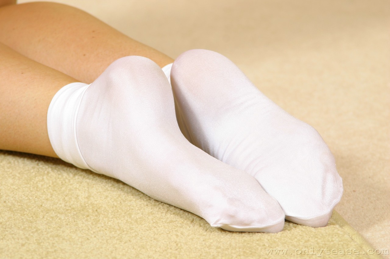 Slender seductress Leah stripping to white socks and pink panties foto porno #427984275
