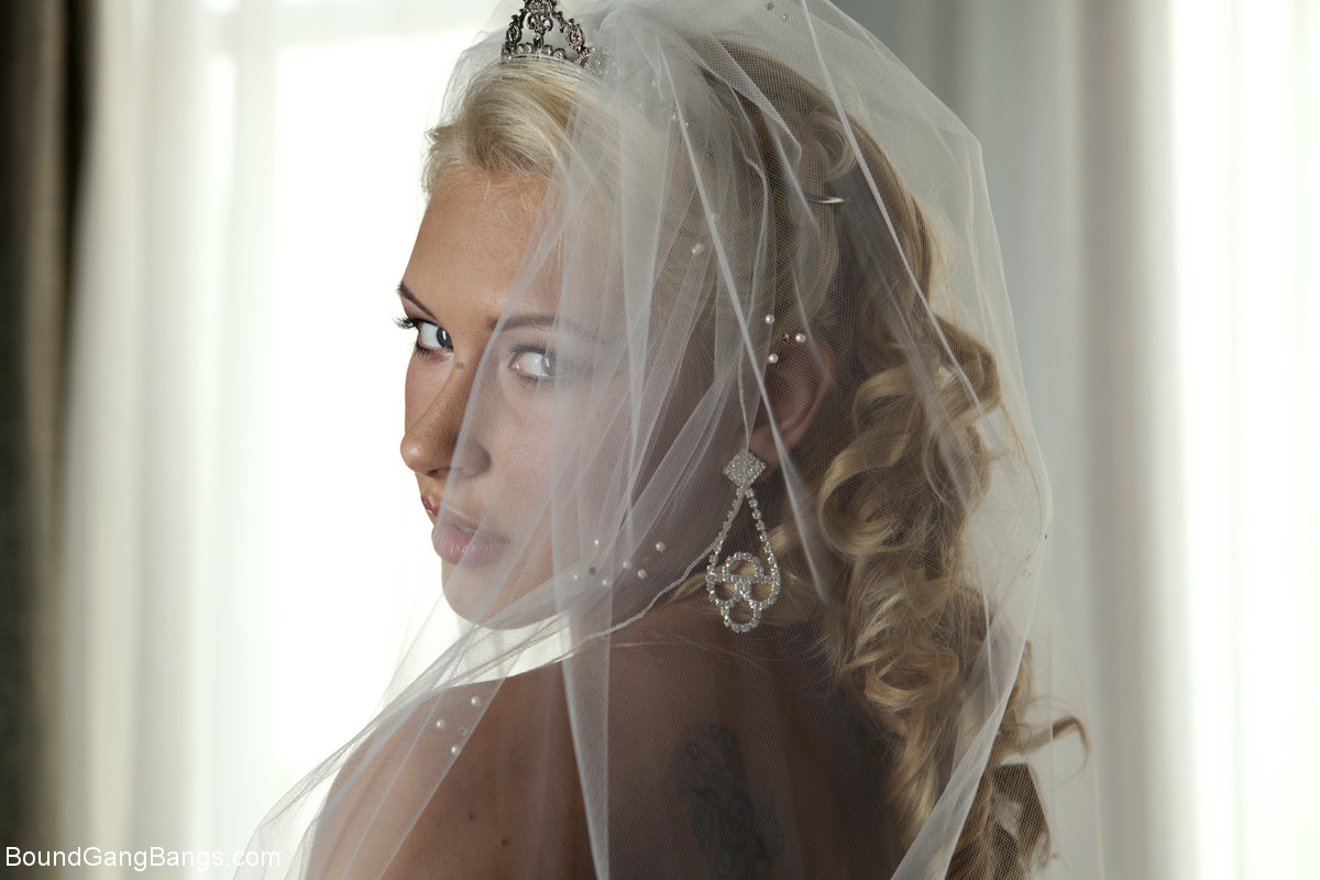 Blonde bride Katie Summers doffs her wedding dress & poses topless in lingerie foto porno #424215459