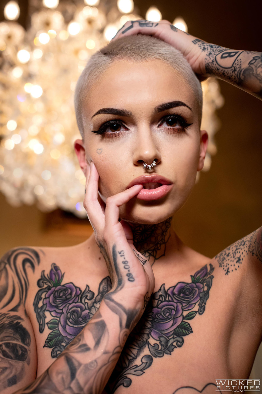 Shaved headed tattooed pornstar Leigh Raven throats & screws a curved dick foto porno #422846419