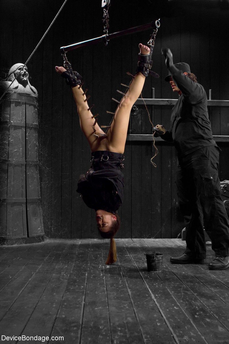 Bootylicious Latina Kristina Rose gets toyed while hanging upside down zdjęcie porno #428611690