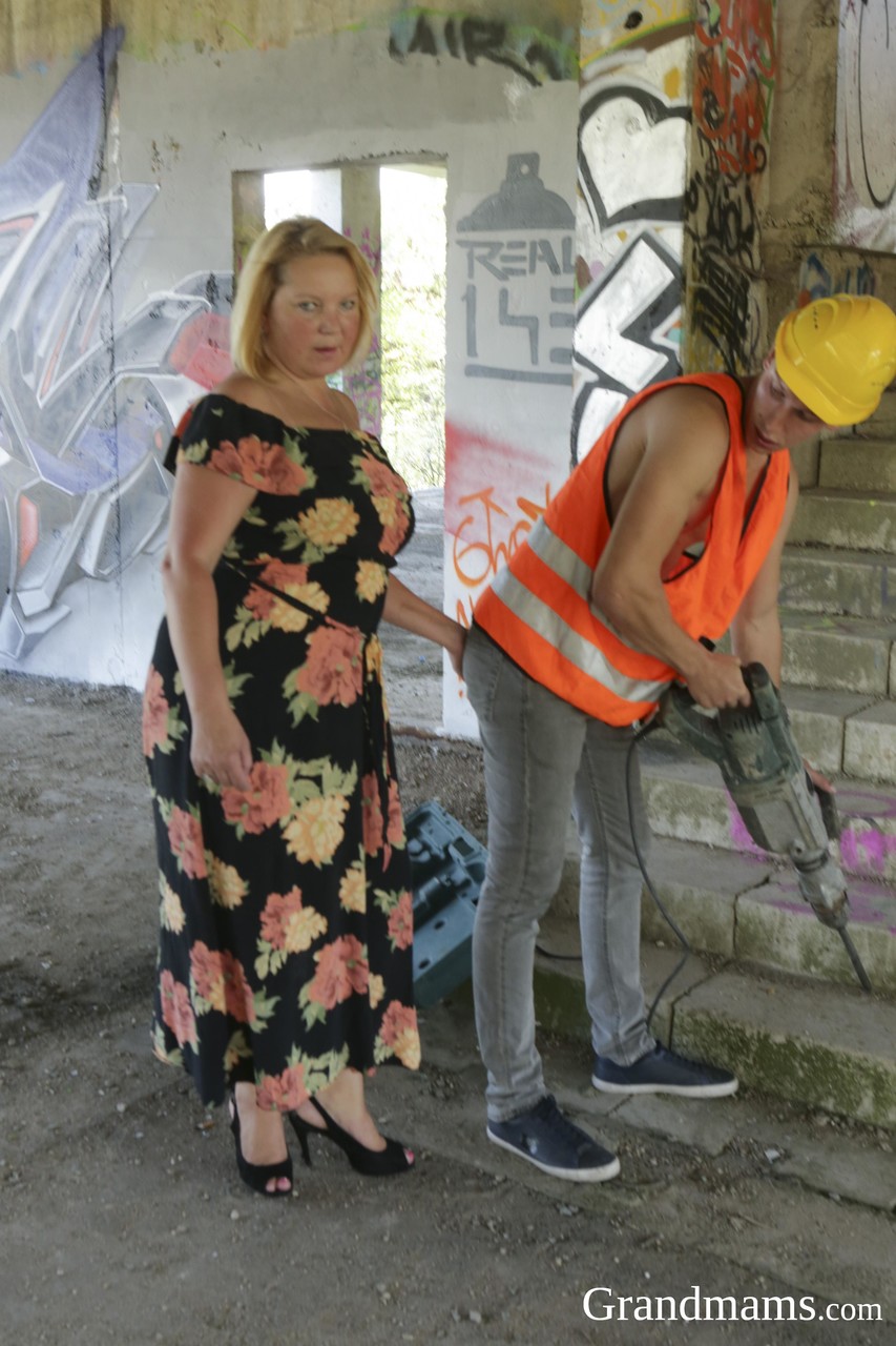 Kinky mature BBW getting fucked by a skinny teenage construction worker porn photo #425476867