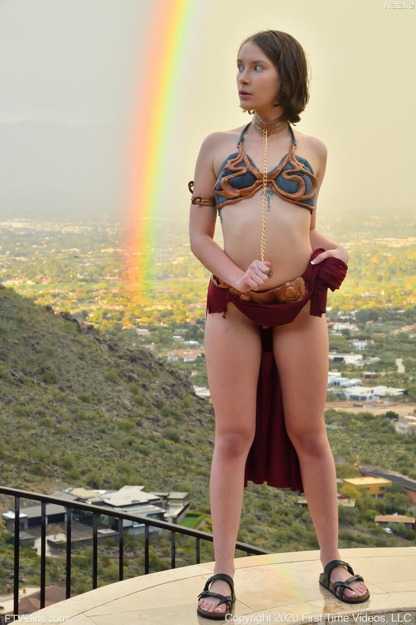 Skinny babe in Princess Leia costume Natalie rubs her clam outdoors foto porno #423089749