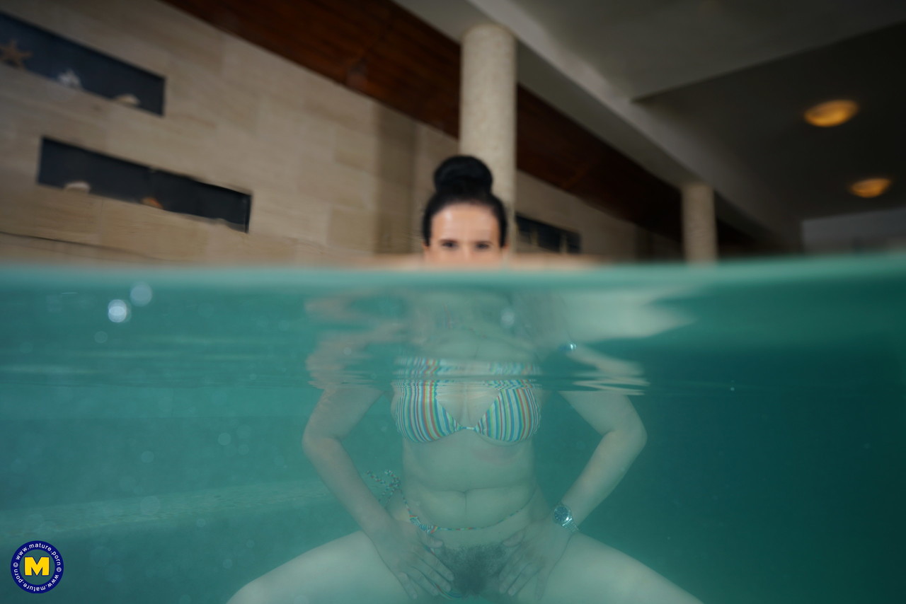 Horny mature Karis and hot teen Sofia Siena flaunt their curves poolside Porno-Foto #425605139