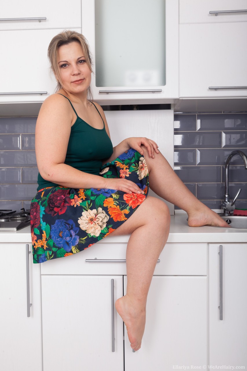 Sexy wife Ellariya Rose shows her naturals and bushy twat in the kitchen ポルノ写真 #423894853