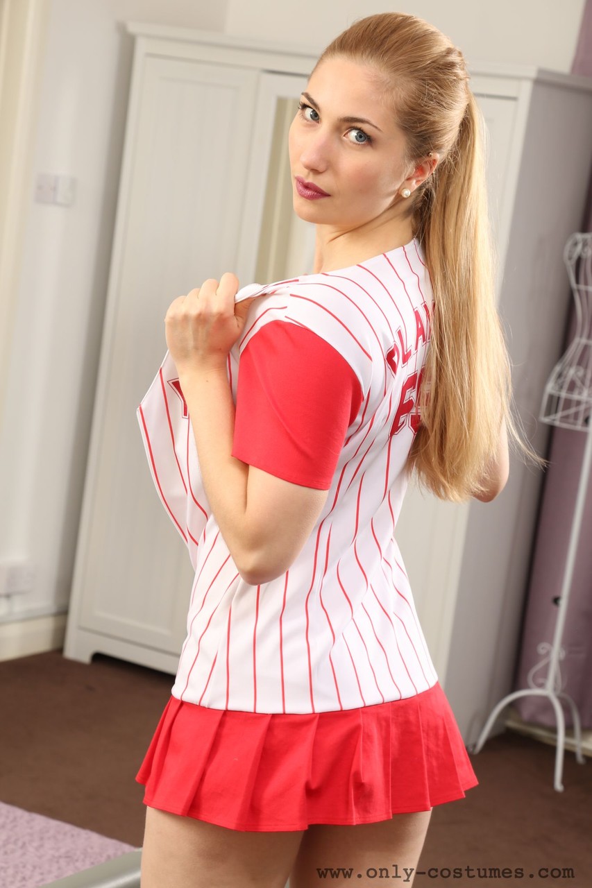 Athletic British blonde doffs baseball uniform to uncover marvelous naked body Porno-Foto #426797738