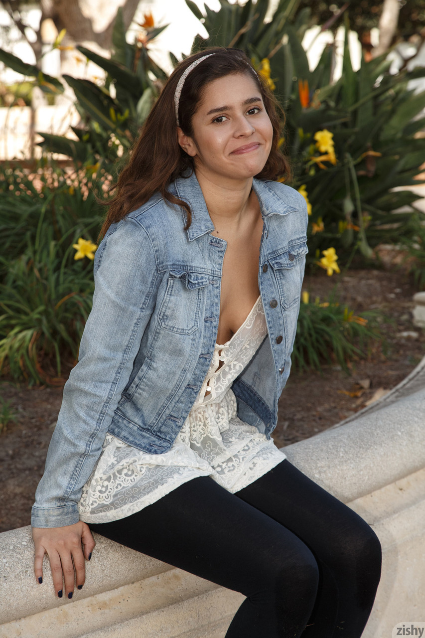 American teen Sabrina Reyes exposes her bare ass between library stacks 色情照片 #424219645 | Zishy Pics, Sabrina Reyes, Ass, 手机色情