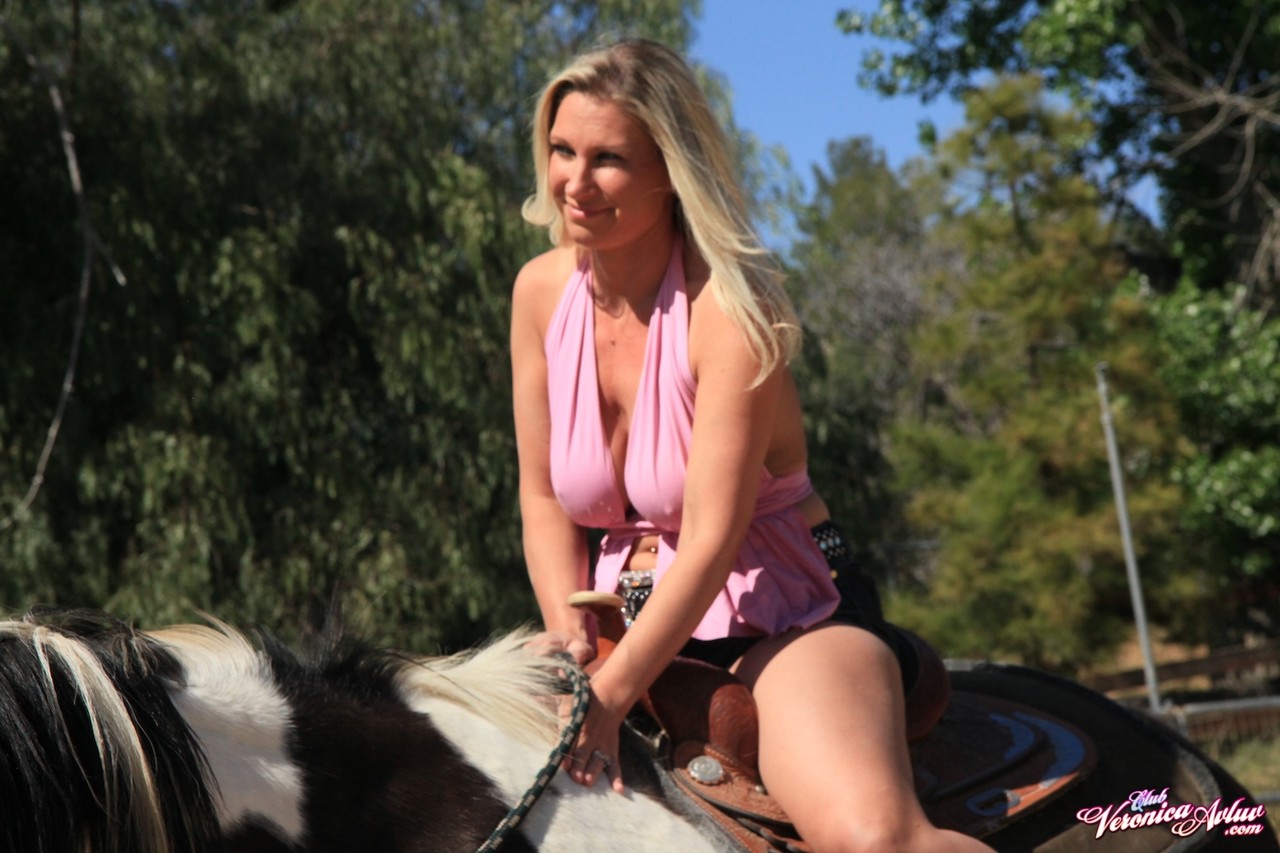 Cowgirls Veronica Avluv & Devon Lee finish up a horse ride with lesbian sex foto pornográfica #429123388 | Pornstar Platinum Pics, Devon Lee, Veronica Avluv, Mature, pornografia móvel