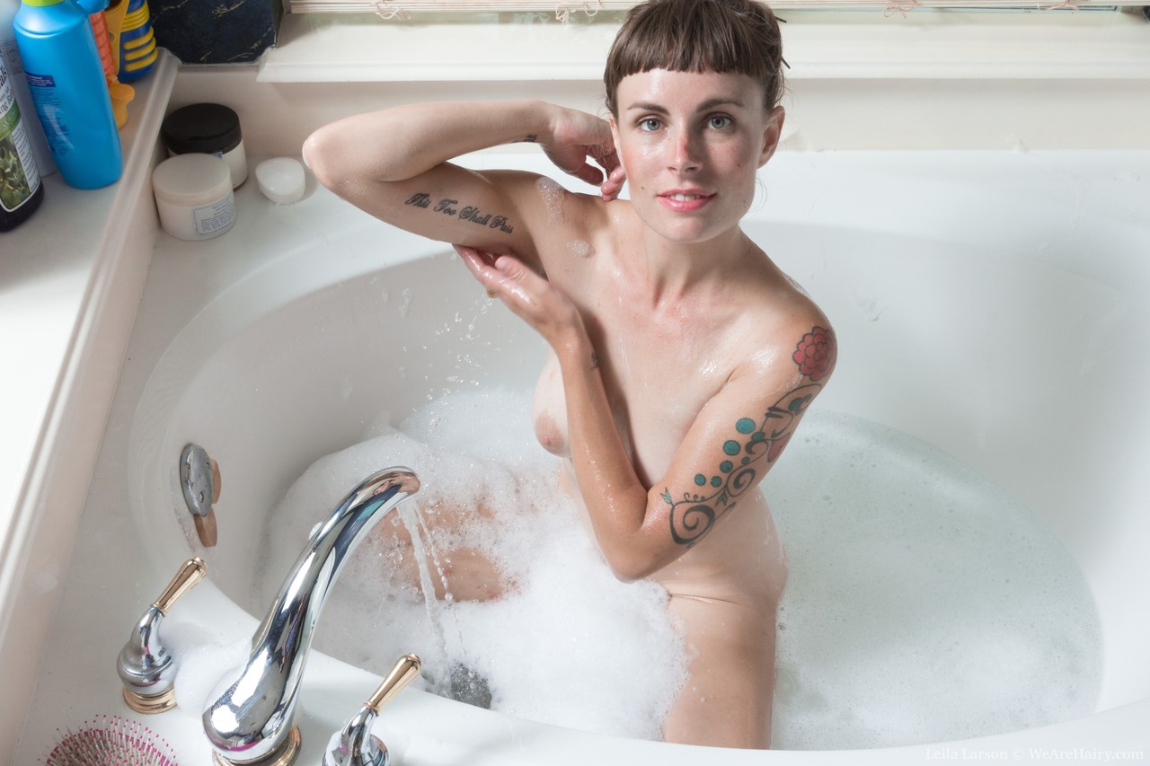 Saggy boobed brunette Leila Larson washing her hairy muff in the bathtub foto porno #424579486