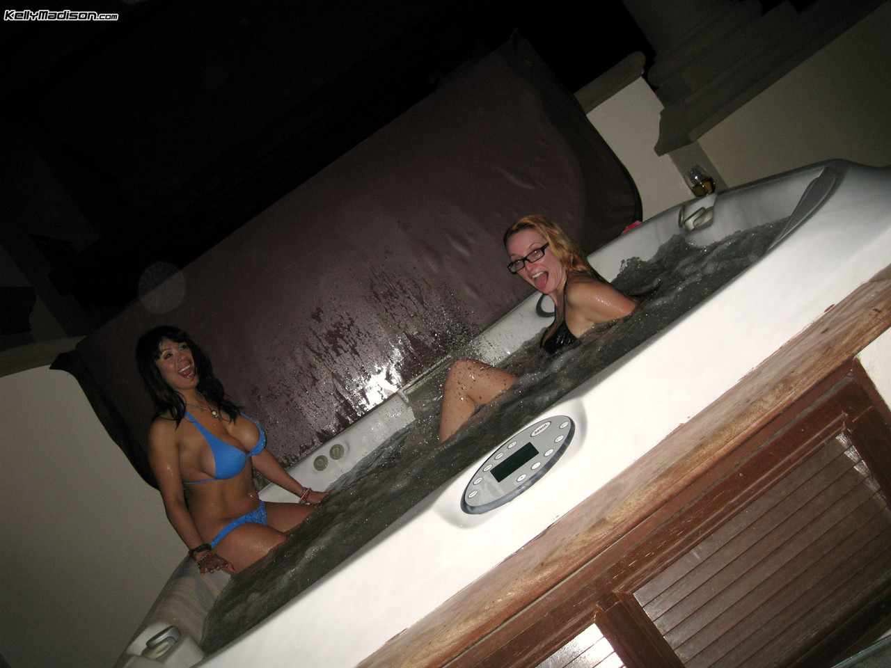 Curvy MILFs Sienna West and Kelly Madison flasing with their twats porno foto #425549936