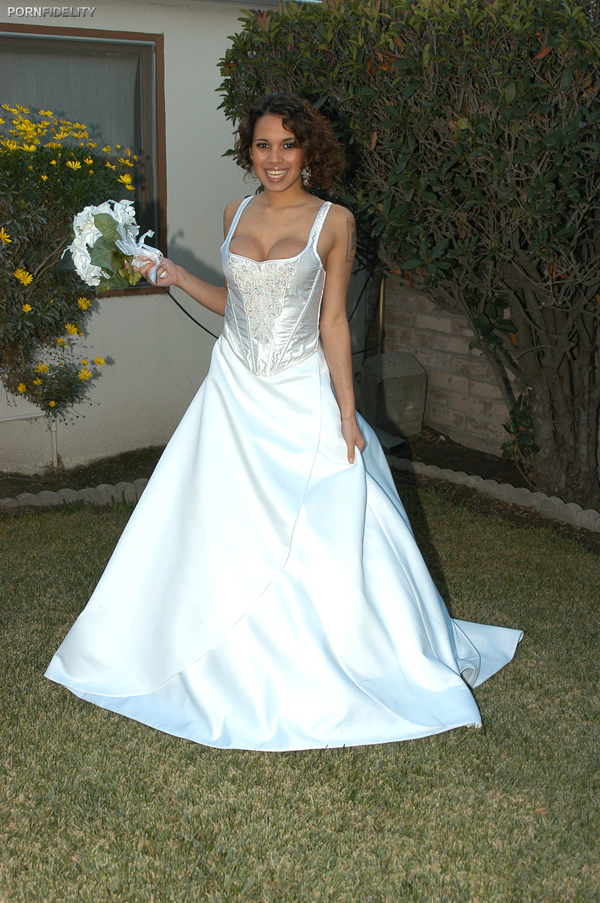 Latina bride Renae Cruz hikes her wedding dress to masturbate on the lawn 色情照片 #426746038 | Porn Fidelity Pics, Renae Cruz, Wedding, 手机色情