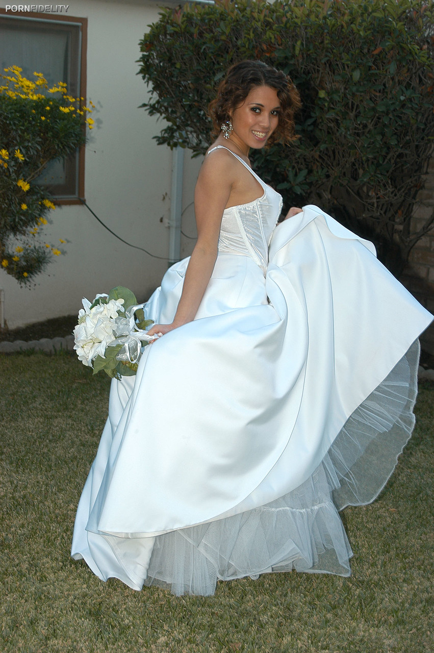 Latina bride Renae Cruz hikes her wedding dress to masturbate on the lawn zdjęcie porno #426746039