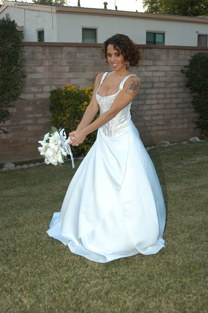 Latina bride Renae Cruz hikes her wedding dress to masturbate on the lawn foto porno #426746045