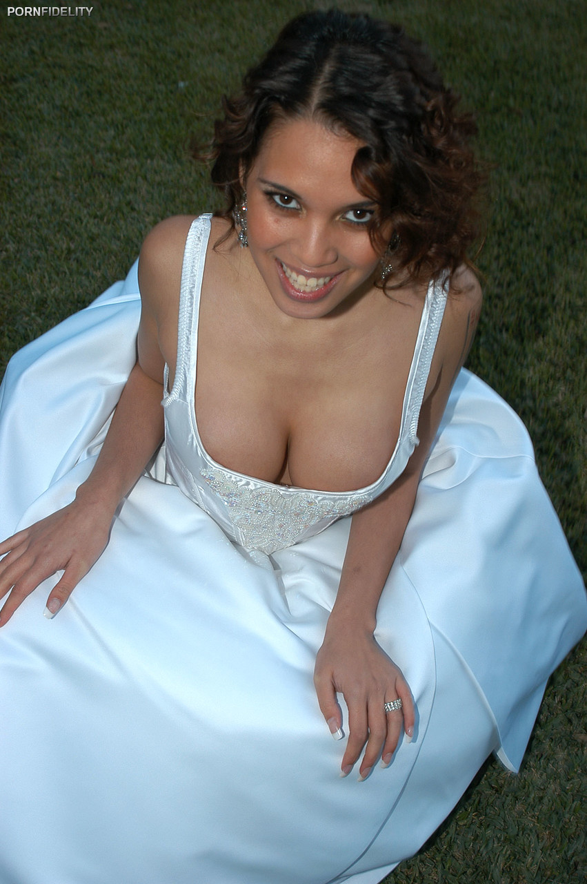 Latina bride Renae Cruz hikes her wedding dress to masturbate on the lawn porno foto #426746065