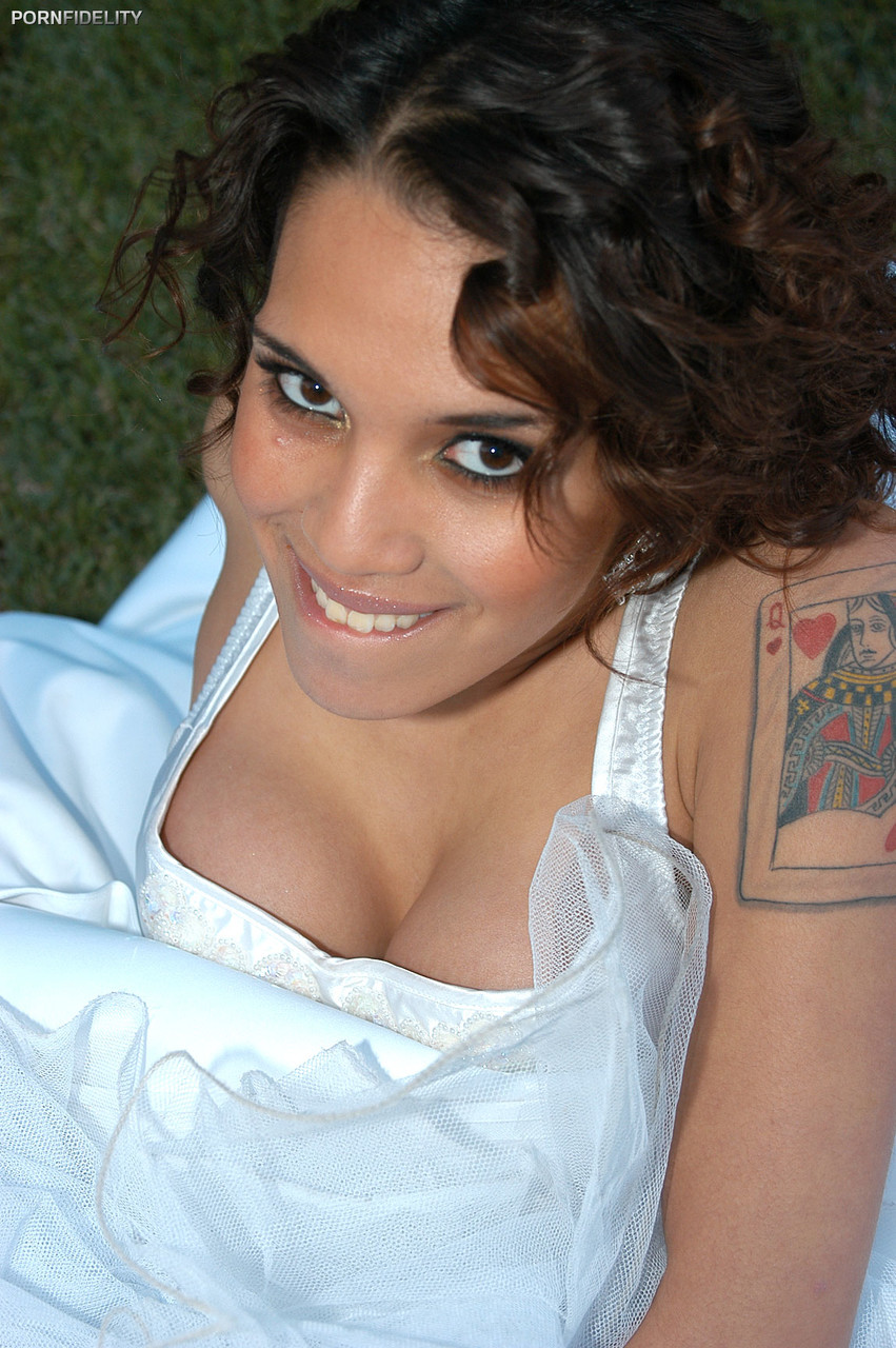 Latina bride Renae Cruz hikes her wedding dress to masturbate on the lawn porno fotoğrafı #426746084