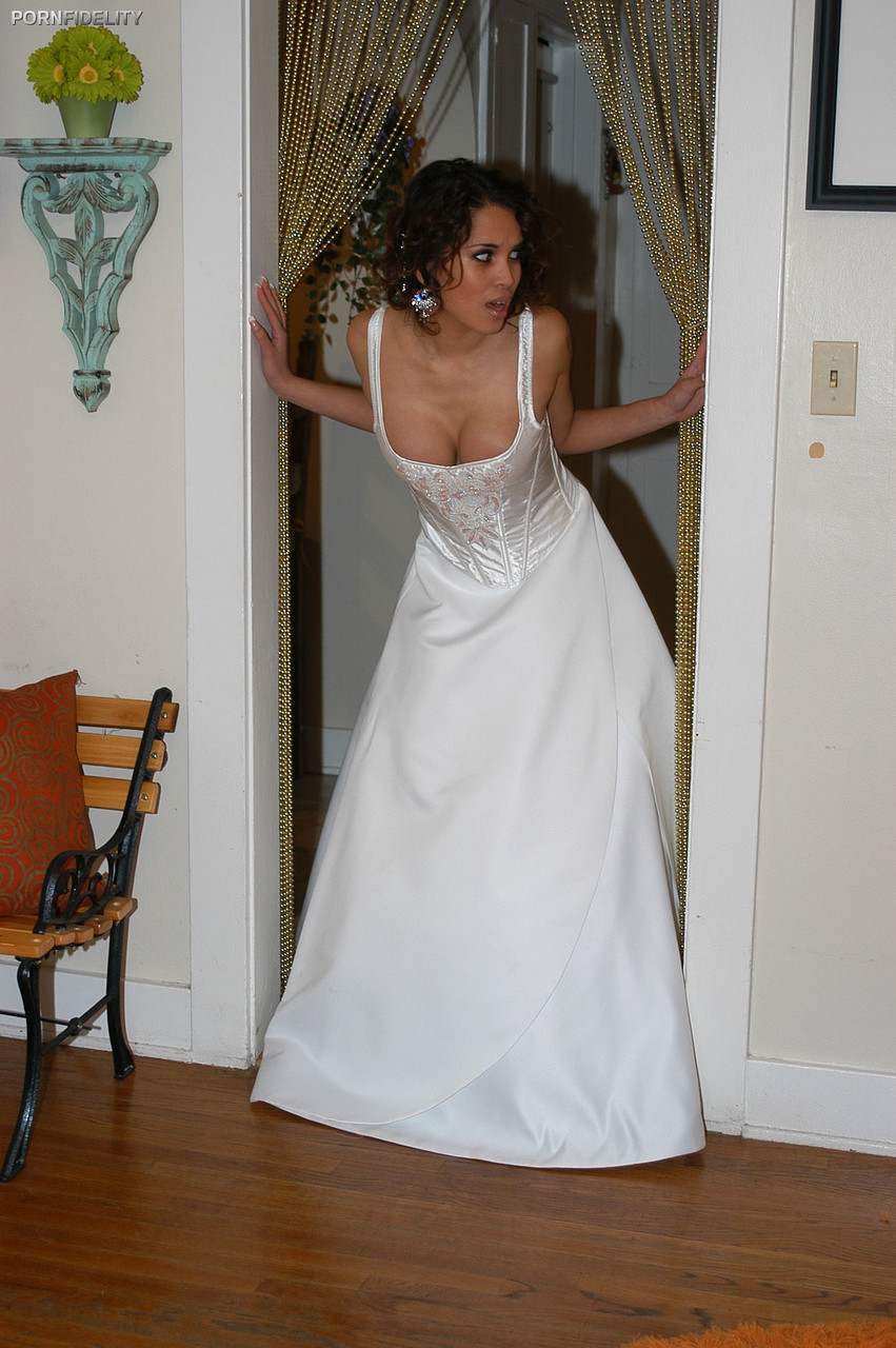 Latina bride Renae Cruz hikes her wedding dress to masturbate on the lawn 色情照片 #426746093 | Porn Fidelity Pics, Renae Cruz, Wedding, 手机色情