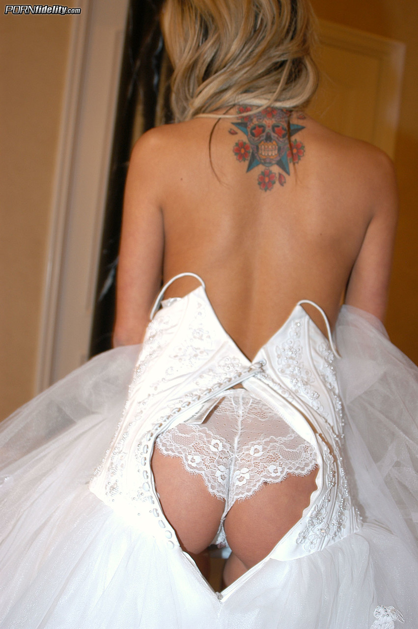 Stunning blonde Kendall Brooks in a wedding dress strips and poses on a couch foto porno #424716722