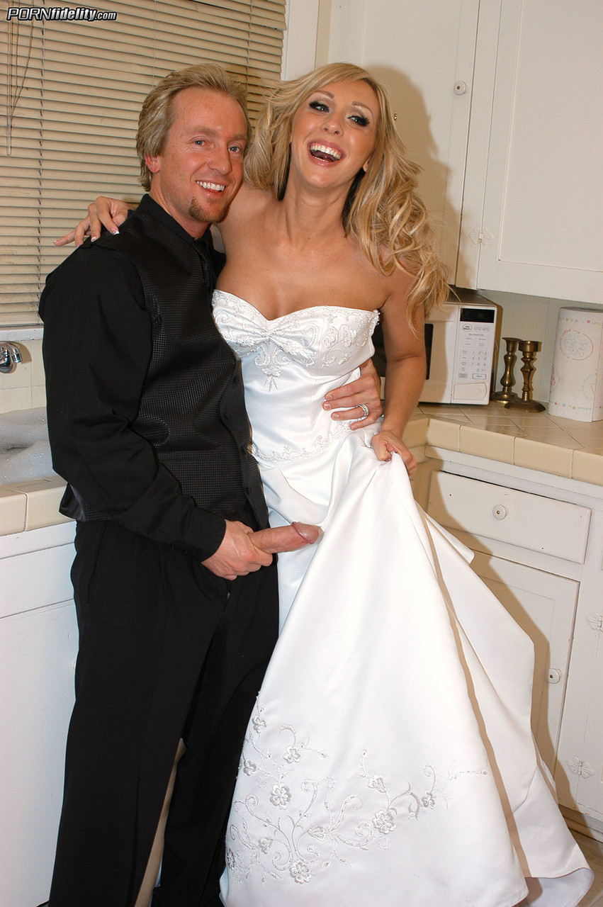 Blue-eyed blonde Jessica Lynn shows her fake tits on her wedding day Porno-Foto #423071643