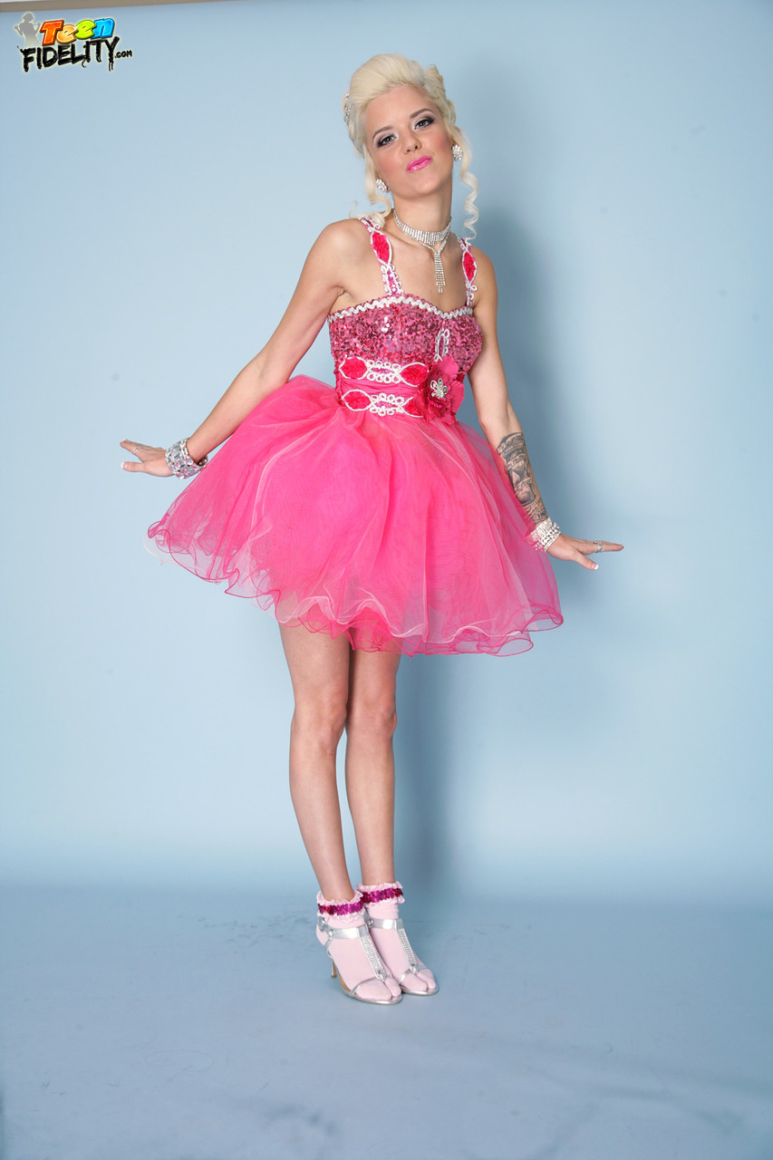 Petite Blonde Princess In Pink Halle Von Gets Nailed By Ryan Madison