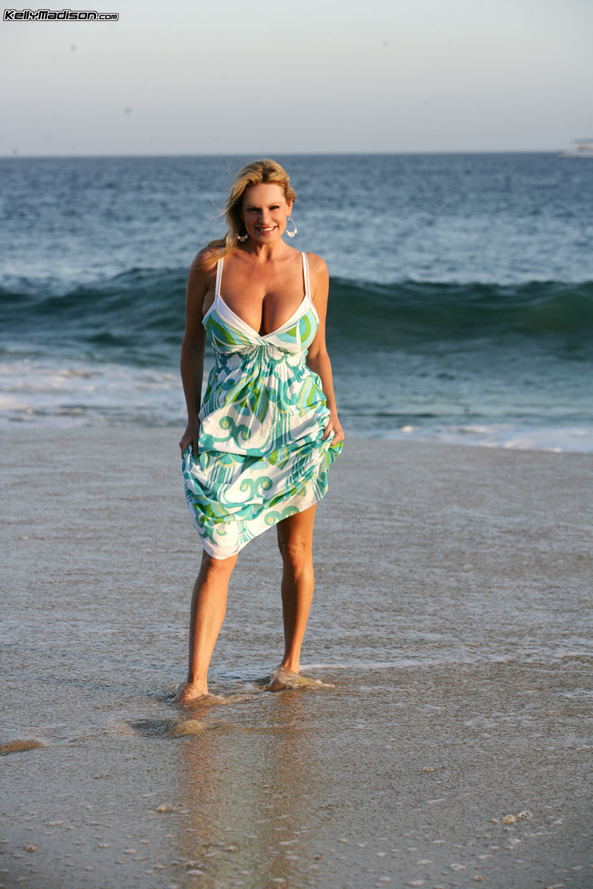 Blonde woman Kelly Madison takes a walk on the beach to reveal her curves foto porno #425578352