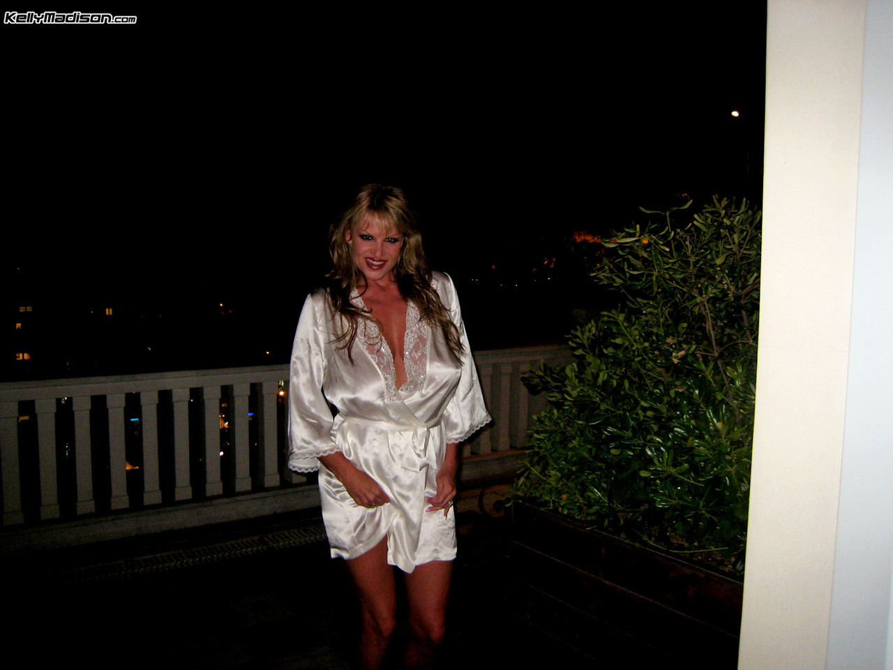 MILF stunner Kelly Madisonstrips her robe and flaunts boobs in the hotel room porno fotoğrafı #425197452 | Kelly Madison Pics, Mature, mobil porno