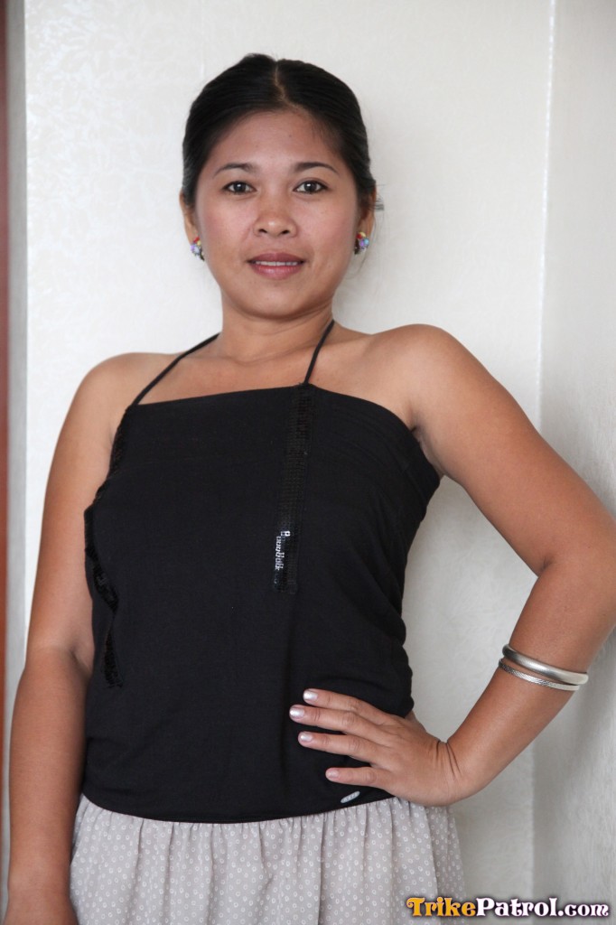 Amateur Filipina Che with Charm shows her cute natural titties in a hotel room foto porno #422659002