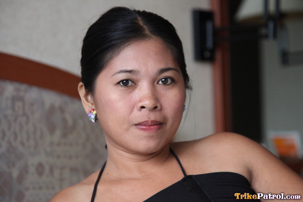 Amateur Filipina Che with Charm shows her cute natural titties in a hotel room porno foto #422659005