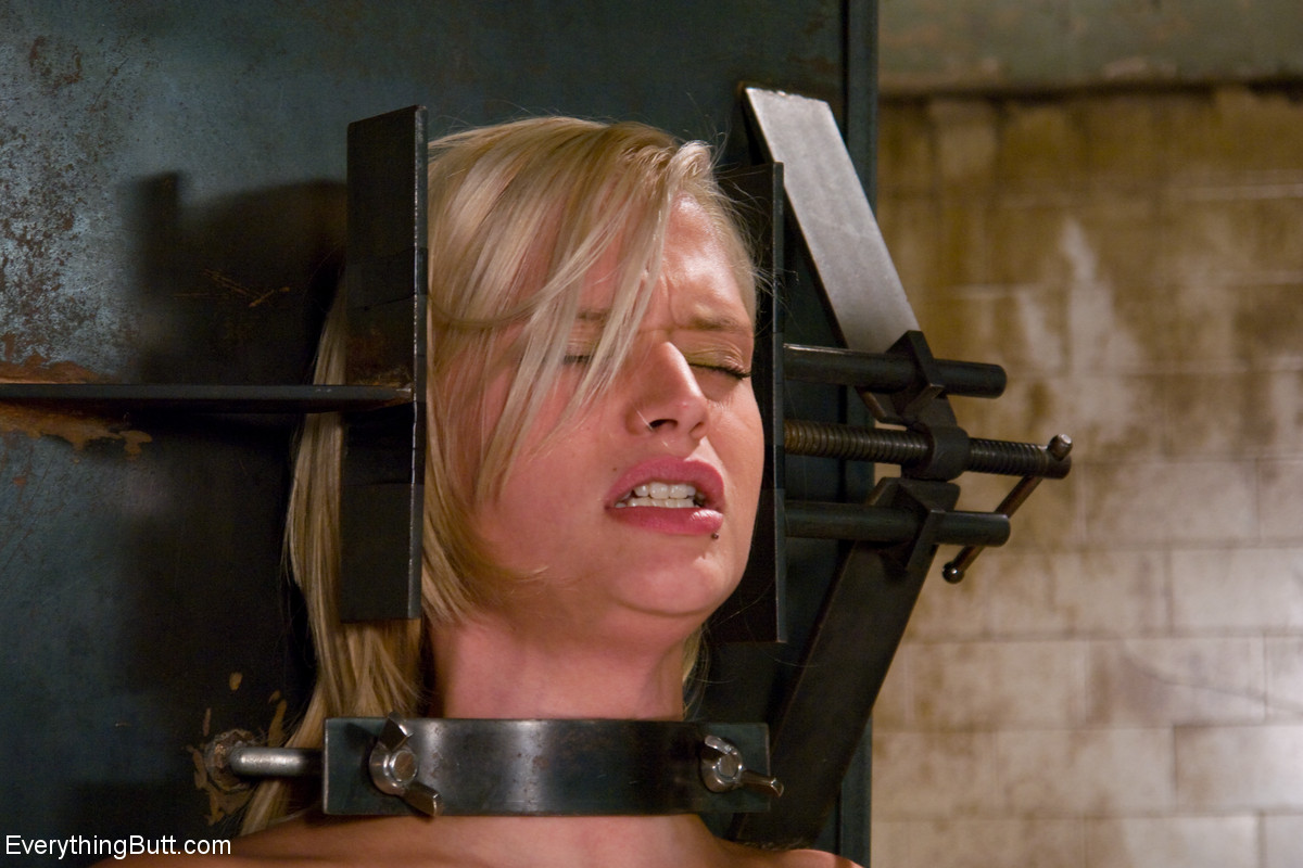 Restrained blonde endures a machine fuck while receiving an enema foto porno #424869444