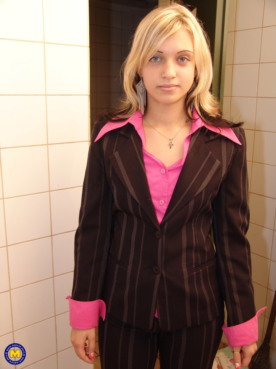 Amateur blonde Rosabel gets pissed on, throated & facialed in a public toilet ポルノ写真 #423742599 | Mature NL Pics, Rosabel, Pissing, モバイルポルノ