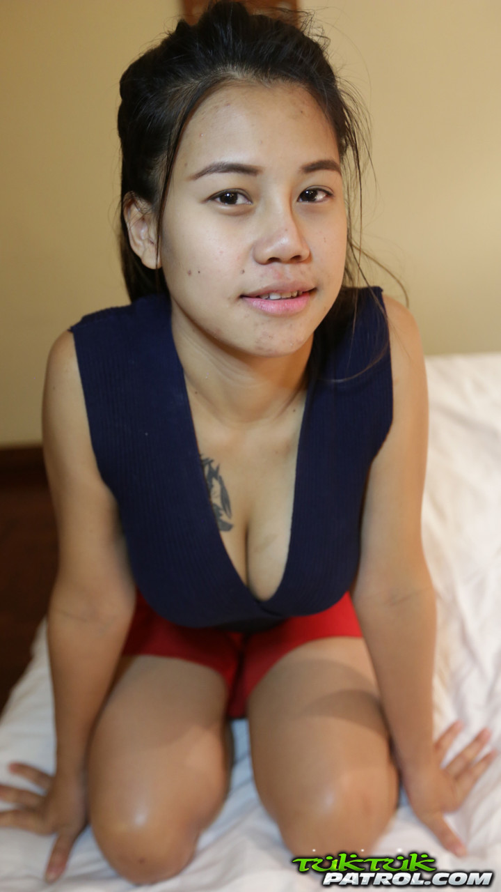 Thai first timer spreads her legs to showcase her pussy after getting naked foto porno #428144973