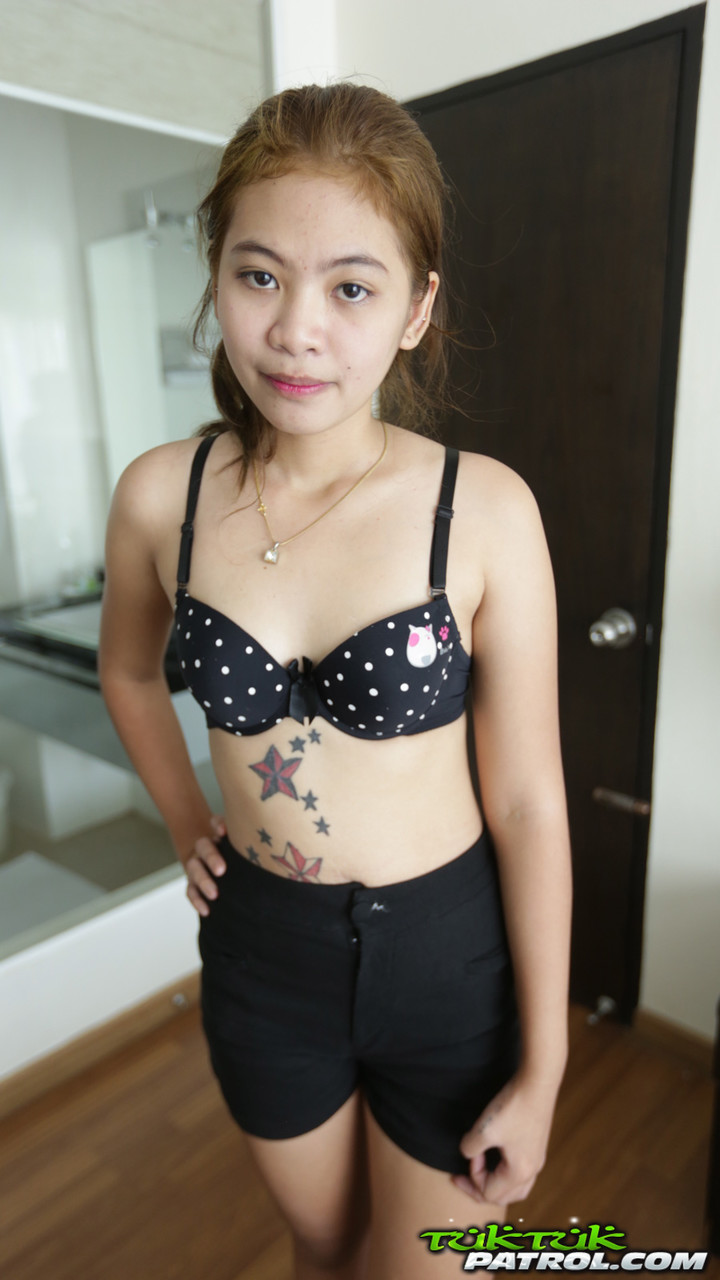 Petite Thai girl Mint strips off her clothes and shows her tiny hairy pussy foto pornográfica #428193917