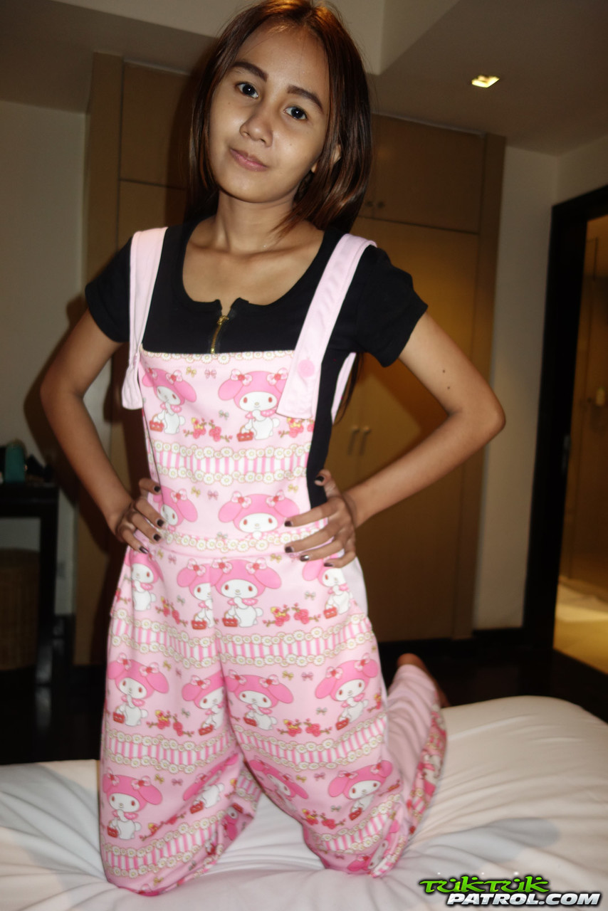 Slim Thai girl Puy is convinced to let her small boobs loose from her overalls ポルノ写真 #425506634 | Tuk Tuk Patrol Pics, Puy, Asian, モバイルポルノ