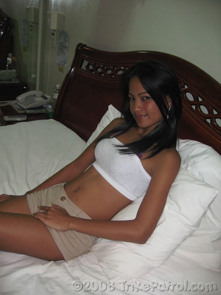 Appealing petite Filipina Linda strips nude to spread wide & suck cock 포르노 사진 #425566007