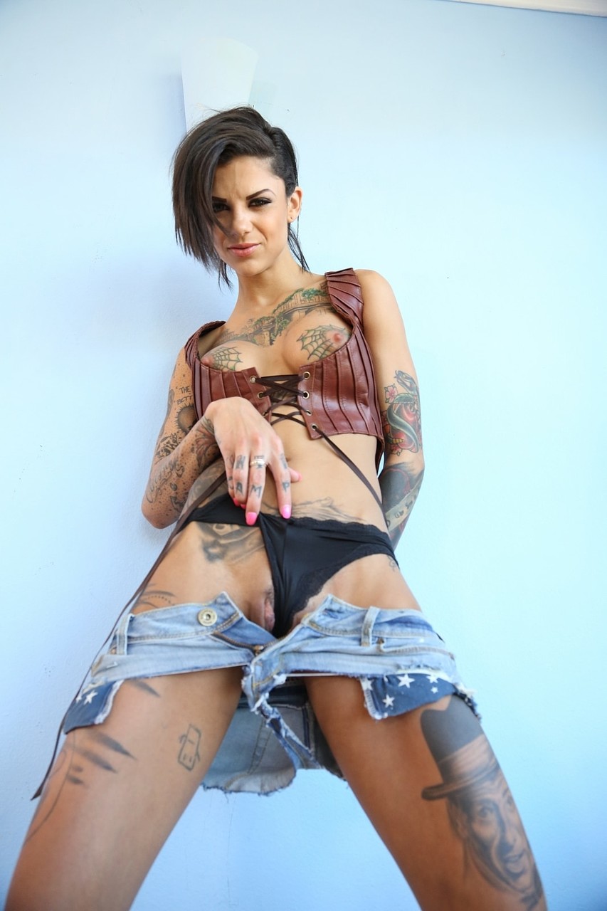 Tattooed pornstar Bonnie Rotten strips and displays her fake tits & small ass 포르노 사진 #425602132