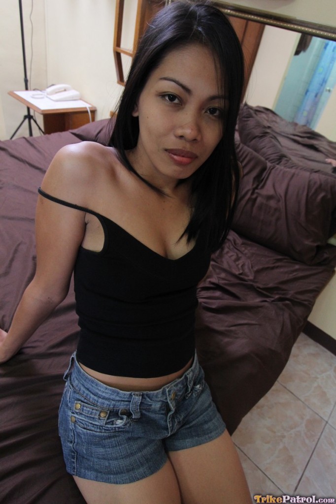 Slim Filipina girl doffs denim shorts to make her nude modelling debut ポルノ写真 #425591695
