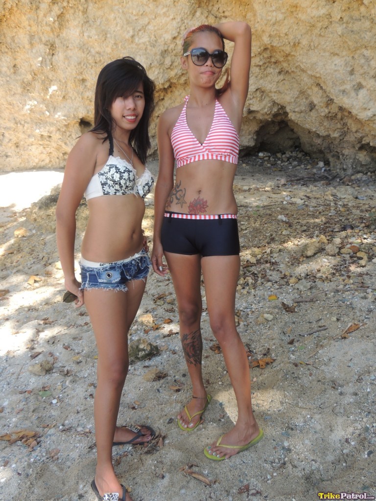 Hot little Asian sluts Shanelle & Bubbles pose & preen in skimpy beach outfits porno foto #423762917