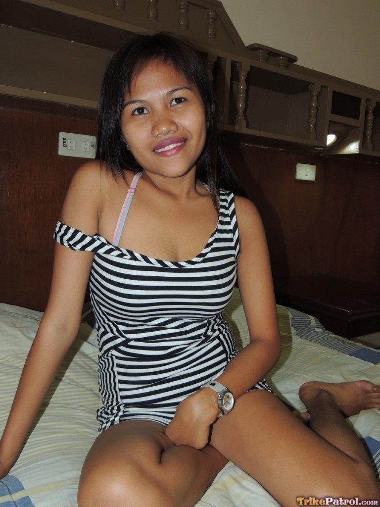 Petite Filipina teen has sex with a foreigner inside a motel room foto porno #422597723
