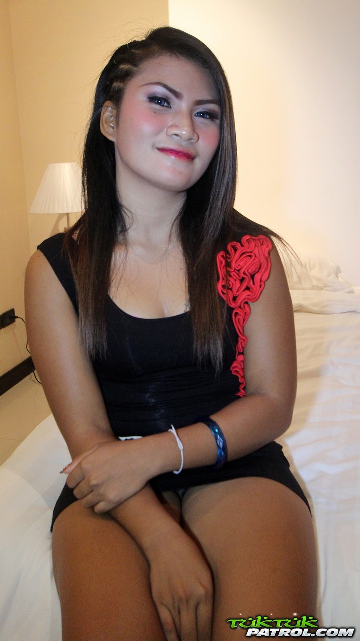 Petite Filipina girl earns extra cash by having sex with foreign sex visitors foto porno #424815008