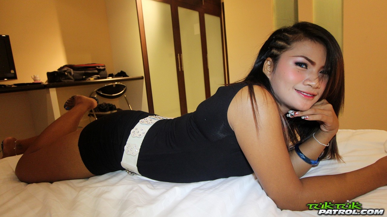 Petite Filipina girl earns extra cash by having sex with foreign sex visitors foto porno #424815015