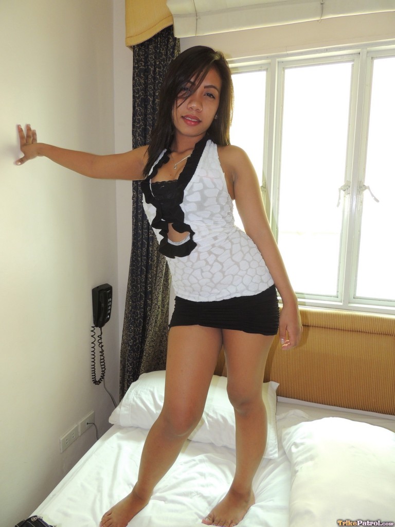 Filipina first timer sucks off a visiting sex tourist in a motel room foto porno #427337169