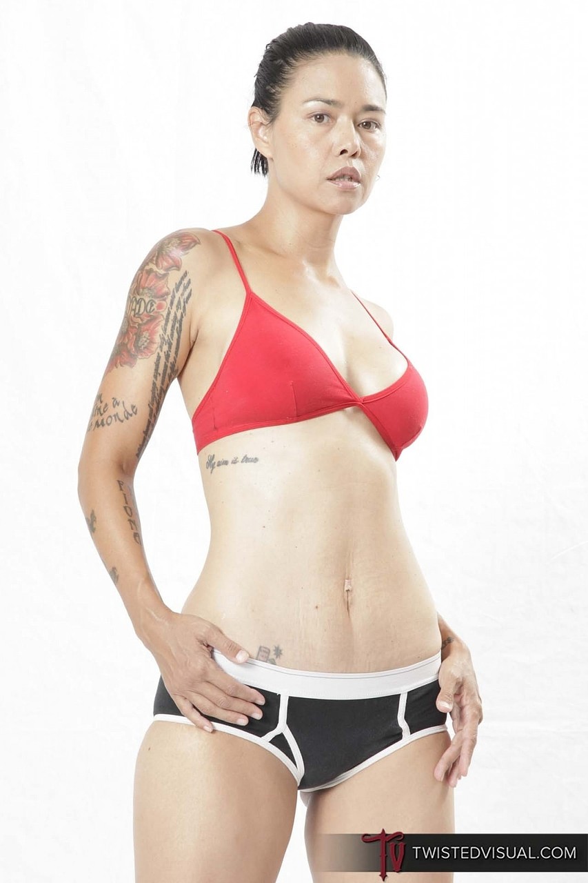 Asian mature Dana Vespoli reveals her fake tits and shows her boxing skills foto porno #428904908
