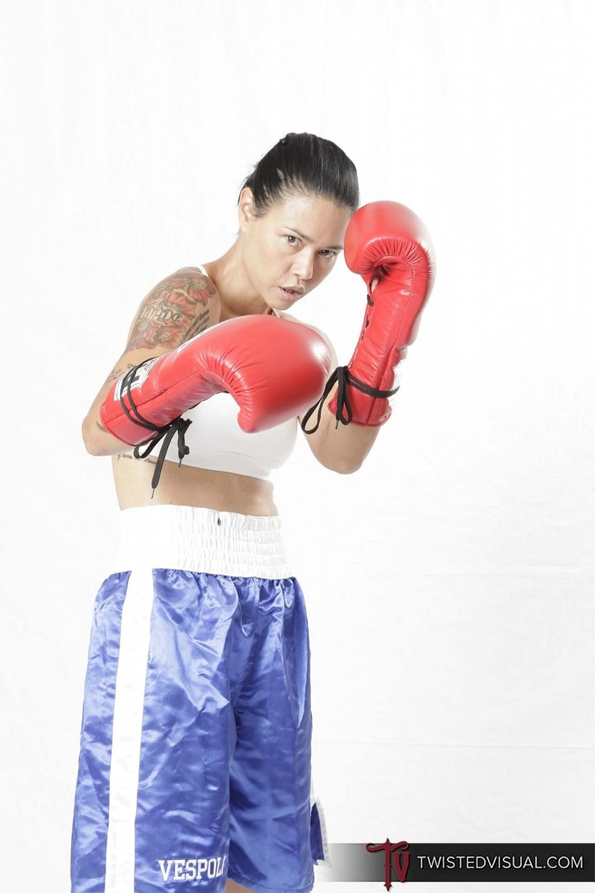Asian mature Dana Vespoli reveals her fake tits and shows her boxing skills ポルノ写真 #428905056