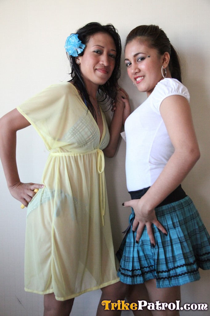 Filipina babes Jill & Ashley enjoy lesbian tongue touching on the bed nude 色情照片 #424833622