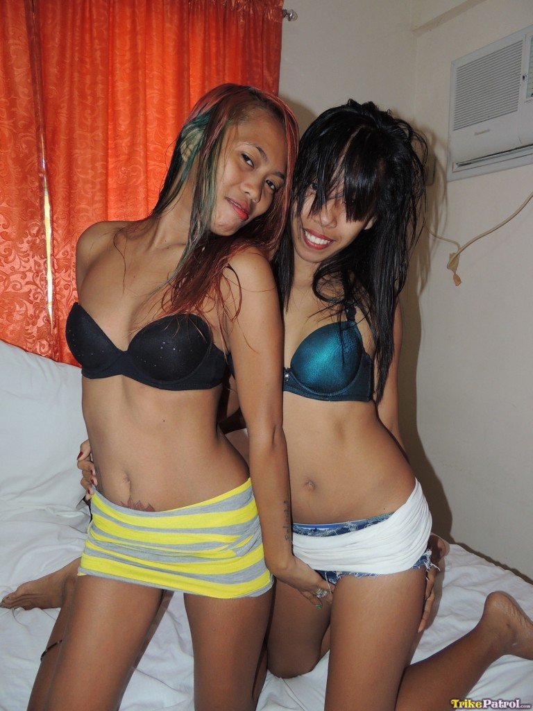 Filipini spinners Shanelle & Bubbles romp naked on the bed spreading legs foto porno #428016905