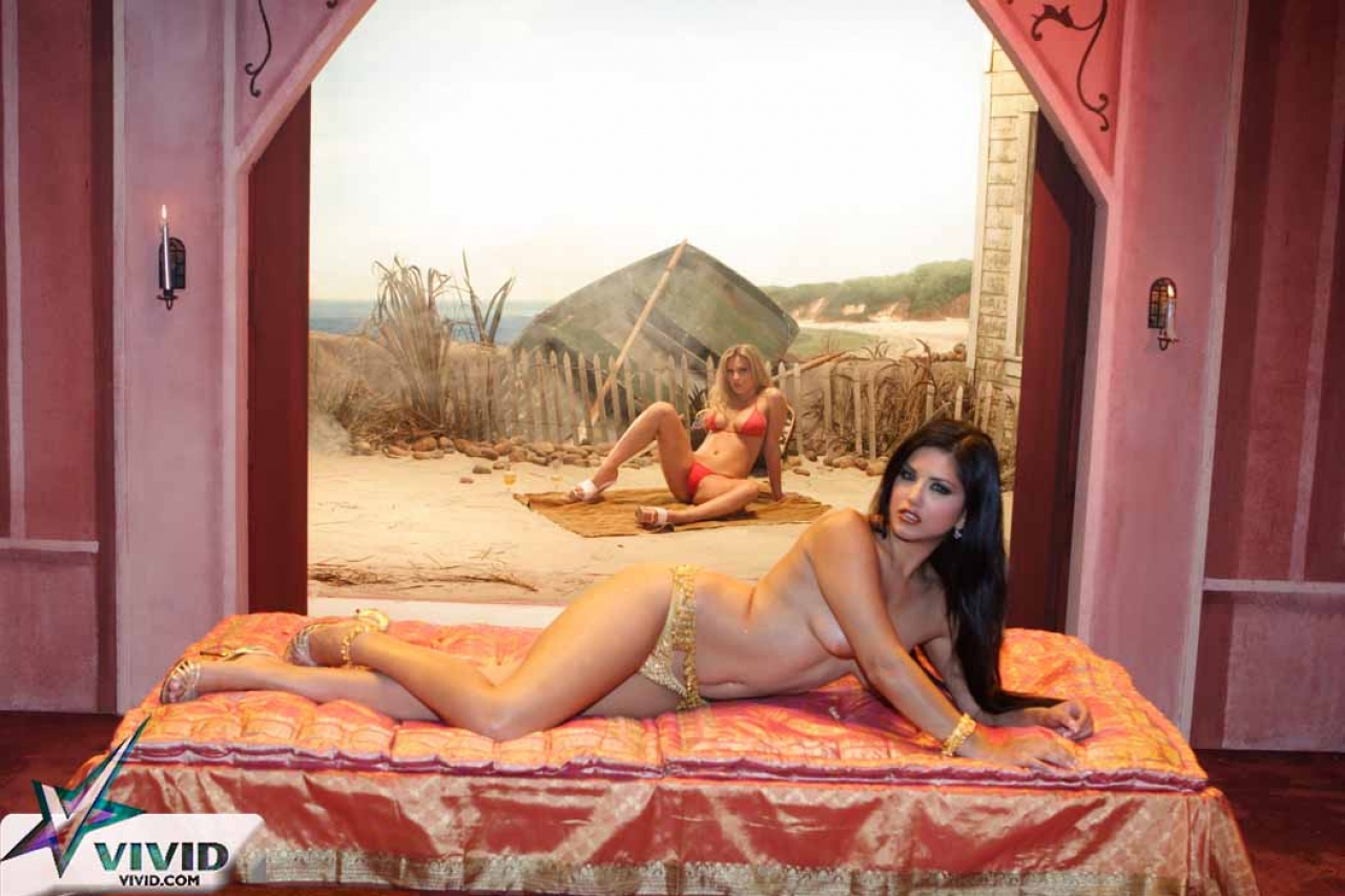 Indian babe Sunny Leone stripping and cuddling with hot blonde chick foto porno #425102500 | Sunny Leone Pics, Sunny Leone, Indian, porno móvil