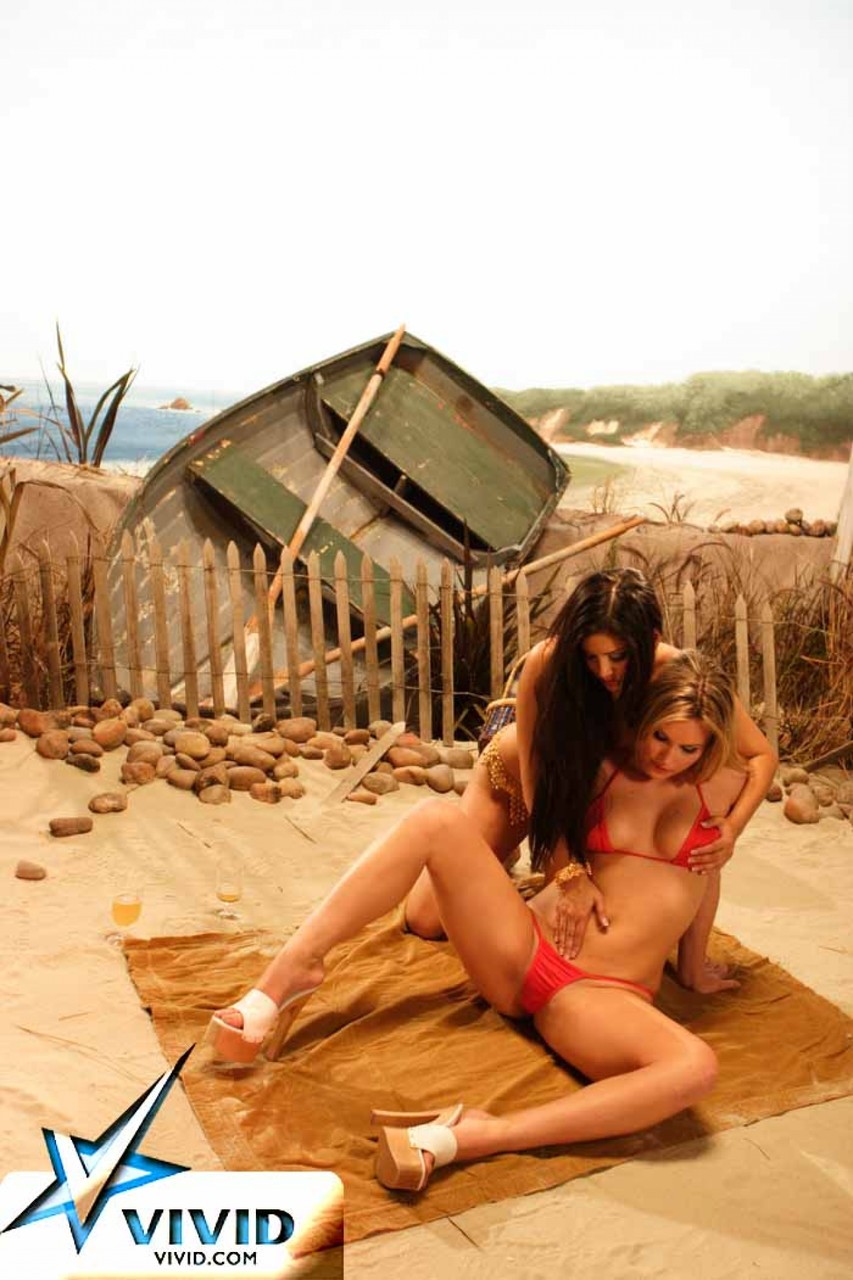 Indian babe Sunny Leone stripping and cuddling with hot blonde chick Porno-Foto #425102530 | Sunny Leone Pics, Sunny Leone, Indian, Mobiler Porno