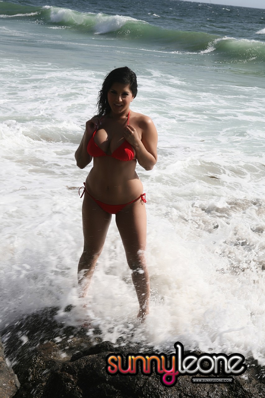 Irresistible pornstar and model Sunny Leone in sexy red swim suit on the beach foto pornográfica #425148460 | Sunny Leone Pics, Sunny Leone, Indian, pornografia móvel