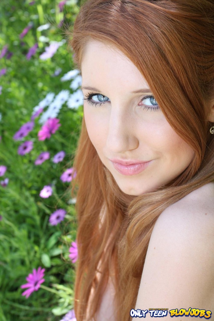 Pretty blue-eyed redhead Rita Lovely spreads her petite ass on the bed foto porno #425809063