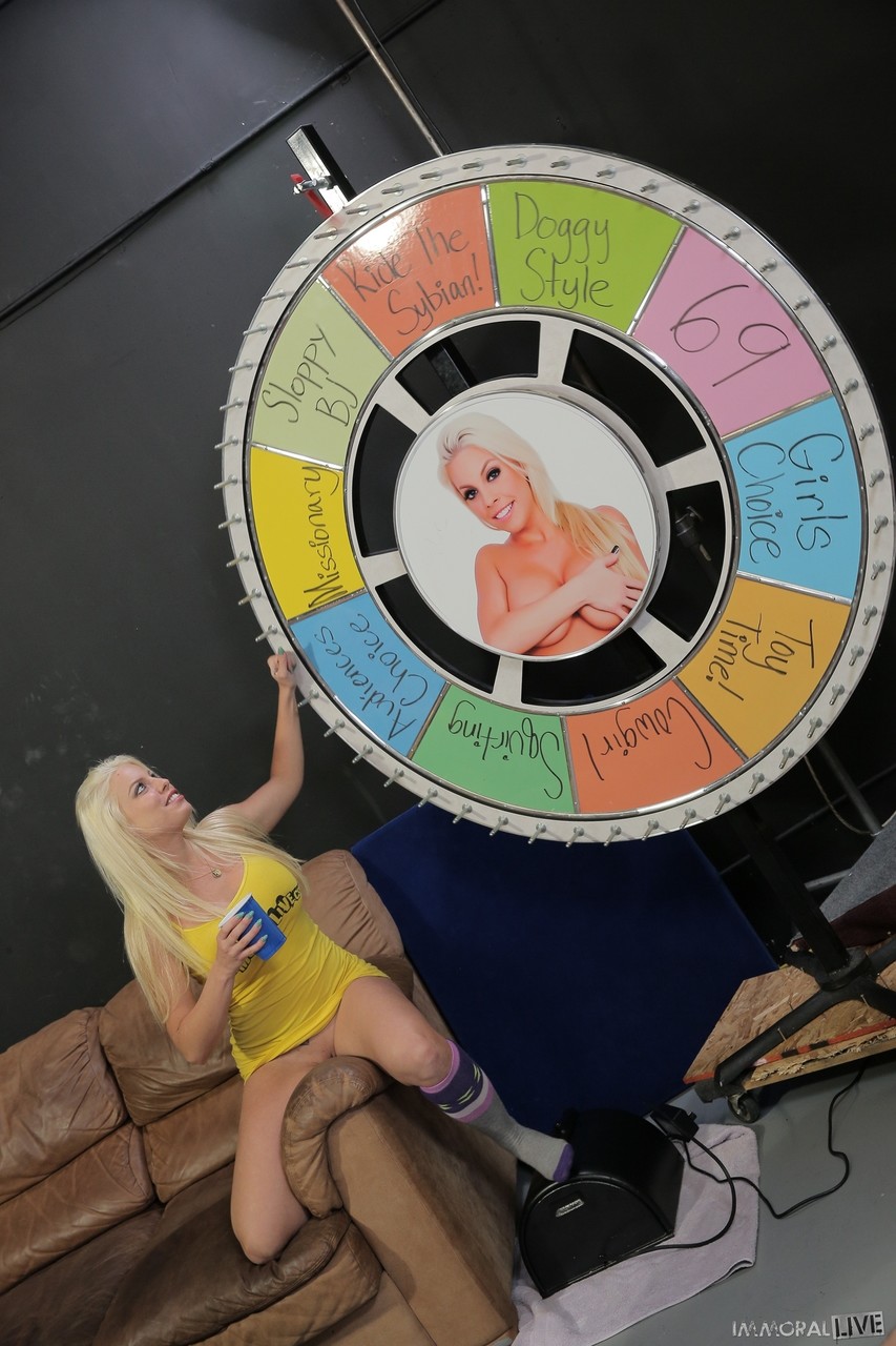 Sex show hotties get naked to flaunt hot ass & enjoy steamy lesbian kissing ポルノ写真 #427540542 | Britney Amber, Chrissy Nova, Dixxie Belle, Threesome, モバイルポルノ