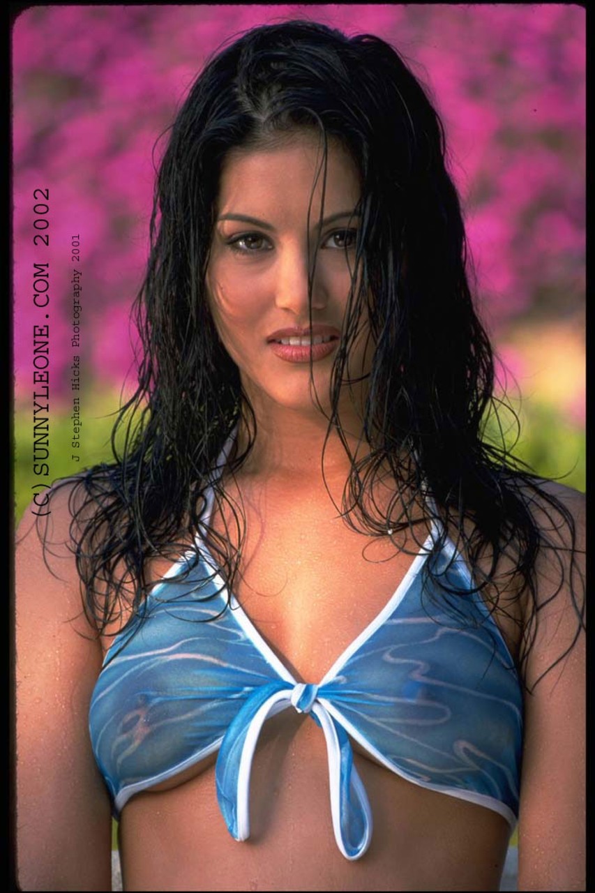 Canadian solo girl Sunny Leone takes off her wet bikini by the pool foto porno #427442127